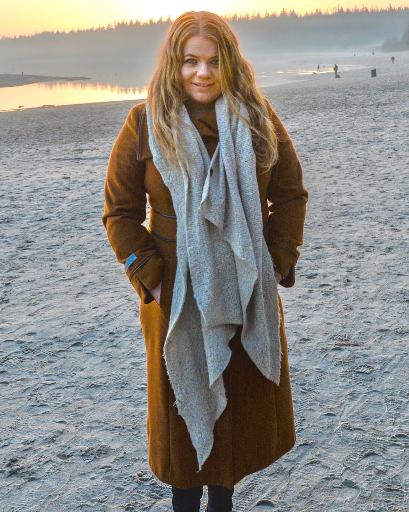 Mijn man en ik hebben een kinderwens en ik hoop dat wij op een dag ouders mogen worden. Een kind dat nooit mijn moeder als oma leert kennen. Dat doet extra pijn omdat ik 1000% zeker weet dat ze een geweldige oma zou zijn, altijd klaar zou staan en als ze maar een half zo goede oma zou zijn als dat ze een moeder is geweest zouden haar kleinkinderen waarschijnlijk nooit meer naar huis willen. Mensen wuiven dat gevoel altijd weg als ik erover vertel of proberen het minder erg te maken zoals: 'Steven heeft toch nog een moeder?' Ja dat klopt en daar ben ik ook heel blij mee. Ik twijfel geen seconde eraan of zij een goede oma zal zijn en als er iemand is die ook de liefde van mijn moeder erbij zou moet geven weet ik zeker dat zij daar de geschikte persoon voor is. Maar het vergelijk ontgaat me altijd. Op het moment dat iemand is overleden is die plek niet op te vullen en dat is prima. Onthoudt dat zulke gevoelens er ook mogen zijn en bespreekbaar moeten zijn en wuif het niet weg als 'och, maar gelukkig heb je …'. Een plek van een overleden persoon is niet in te nemen door iemand anders. Dat ene plekje in je hart zal pijn doen met zulke momenten en zullen die mensen extra gemist worden. Ik ga ervan uit dat de liefde die wij hebben gekregen, van de mensen die wij zo missen, voor altijd doorleeft in de manier hoe wij liefde geven. Korte samenvatting: Niet vergelijken.  #rouwverwerking #rouwbegeleiding #rouw #verlies #verliesverwerking #verliesbegeleiding #oma #ikrouwvanjou #ikmisje #overleden #liefde #missen #herinneringen #mama #vergelijk #rouwbegeleider #kinderwens #professional