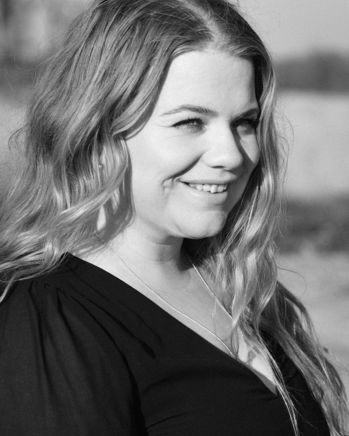 Als iemand mij 10 jaar geleden had verteld dat ik zou moeten leven met dagelijks zenuwpijn, niet meer normaal kan zitten, m’n dagen niet meer zo vol mogelijk zou kunnen stoppen, niet als fysiotherapeut aan het werk zou kunnen en niet goed meer paard zou kunnen rijden. Had ik zonder twijfelen gezegd: ‘Ik zou niet weten hoe ik dan nog moet genieten van het leven. Onmogelijk!’ Dat is ook een aantal jaren niet zo geweest, want wat was het een moeilijke weg. Nu is het een onderdeel van mij en geniet ik ook echt weer van het leven. Ik ben veel dankbaarder dan voorheen voor alle mooie dingen die er nog zijn. Soms zijn er dagen dat het allemaal niet wil, de pijn de overhand heeft of dat pijnlijk duidelijk wordt wat ik allemaal niet meer kan. Dat levert natuurlijk nog steeds verdriet of boosheid op, alleen duurt dit nu korter dan voorheen. Dat is ook waarom ik levend verlies een mooi omschrijving vindt voor het leven met een chronische aandoening. Bij een levend verlies is er sprake van Triggers in het dagelijks leven die het verlies van een gezond lichaam weer even pijnlijk duidelijk maken zoals: •Afwijken van je eigen norm. •Dingen die je had kunnen doen•Verergeren van de symptomen•Hulp moeten vragen•Persoonlijke doelen, die niet behaald kunnen wordenTriggers zullen er altijd zijn. Daarom is het zo belangrijk om te leren omdenken en te focussen op wat nog wel kan. Daar zeg ik natuurlijk niet mee dat je niet even flink mag huilen of boos mag zijn om wat er niet meer kan. Soms is het zo fijn om gewoon even alles eruit te kunnen laten. Het negatieve zal er ook altijd zijn maar gelukkig leer ik daar steeds beter mee omgaan.  #chronischziek #rouw #verlies #levendverlies #verliesverwerking #pijn #zenuwpijn #herstel #leren #zelfliefde #energie #positiefdenken #positief #ongeluk #rouwbegeleiding #verliesenrouw #chronisch #aandoening #leven #geniet