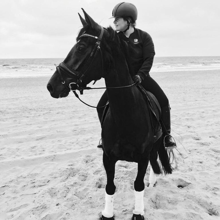 We verhuisden naar ons droomhuis eindelijk had ik mijn paarden bij huis. Al snel bleek dat het paardrijden niet meer zo lukt als ik van mezelf gewend ben. Het voelde zo oneerlijk, eindelijk had ik ze thuis en nu lukt het niet meer. Het was en is een moeilijk proces om op een andere manier invulling aan het grote gemis te geven. Andere mensen lijken vaak niet te begrijpen hoe moeilijk het is om niet meer te kunnen paardrijden. Ik was 4 jaar toen ik begon en sinds die tijd is het altijd een belangrijk onderdeel geweest waar ik rust, uitdaging en heel veelplezier uit haal. Nu leer ik op een andere manier te genieten van de paarden en ben ik zo blij als ik wel een keer kan rijden. Die momenten, ook al is het maar 10 minuten, zijn dan de mooiste 10 minuten van de dag of zelfs wel van de hele week. Ik wil jullie hier graag mee zeggen dat als ik bij de allergrootste passie in mijn leven zelfs weer de mooie kant kan gaan zien, zonder dat het is zoals ik me had voorgesteld voor het ongeluk, dan kan jij het ook! Ook jij kan weer blij worden en geluk zien maar dan aangepast aan wat je op dit moment lichamelijk aankan.#verlies #levendverlies #rouw #paarden #paardensport #groteliefde #passie #verliesbegeleiding #ongeluk #hulp #zenuwpijn #blijfdromen #lichtpuntjes #rouwbegeleiding