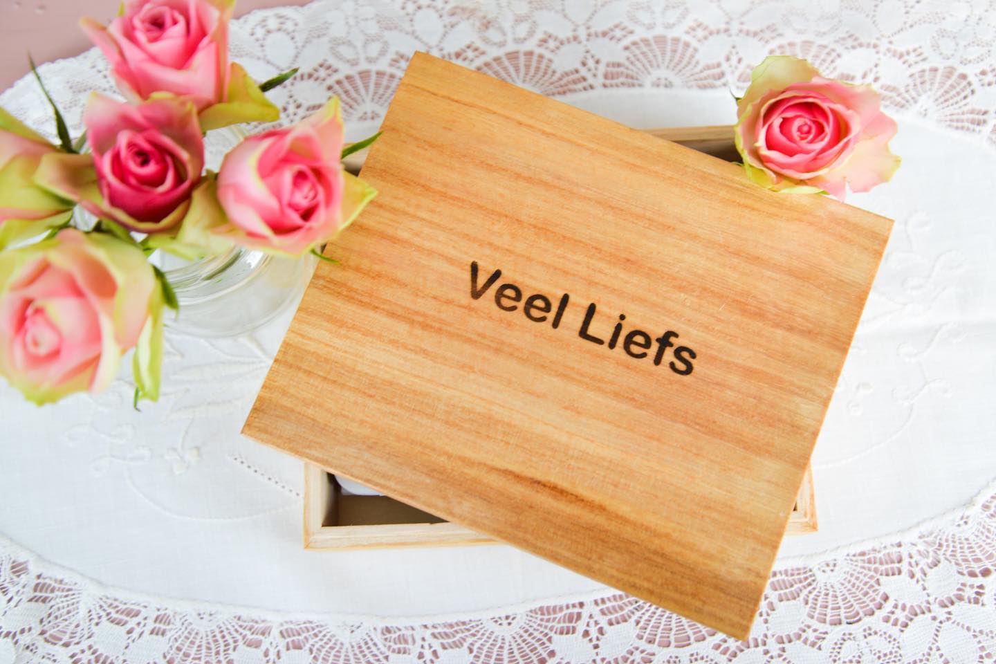 Mijn droom voor het veel liefs doosje is om zoveel mogelijk mensen te bereiken die het achter kunnen laten voor kinderen die hun ouders moeten missen. Na het overlijden kan het voor zoveel troost zorgen om nog een doosje vol persoonlijk geschreven kaartjes van de overledene te hebben. De dood is niet het einde van de relatie die je hebt met je kinderen. Je leeft verder in herinneringen en met dit veel liefs doosje ook in liefde, tips en wijsheid. Hoe mooi is het, wanneer kinderen hun ouders veel te vroeg verliezen, ze toch op hun trouwdag iets kunnen lezen over relatie advies van hun overleden ouder. Ook wanneer ze voor het eerst op zichzelf gaan wonen, kunnen ze lezen over huishoud tips en het berichtje wat je hebt geschreven speciaal voor die dag. Wanneer ze hun droomvakantie uit gaan zoeken en nog even kunnen terugbladeren wat hun dierbare voor aanraders had. Door het invullen van deze kaartjes zal je voor altijd meegaan in het leven van je kind. Veel liefs gaat helpen om een stukje advies, wijsheid en lieve woorden achter te kunnen laten. Er kan nog heel vaak met een glimlach en een hart gevuld met liefde door heen gebladerd worden in voor- en tegenspoed.  #rouw #verlies #herinneringen #dood #ernstigziek #rouwenverlies #liefde #kinderen #ziek