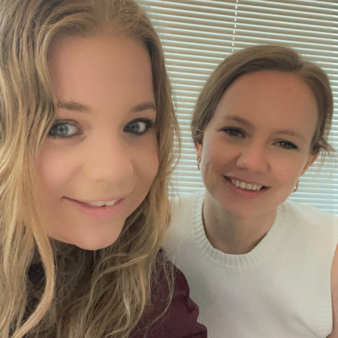 In drie dagen tijdens het Build your business event veranderde mijn kijk op mijn eigen wereld. Eindelijk durfde ik openlijk aan Voor en Tegenspoed te bouwen, wist ik welke stappen ik moest en wou nemen en durfde ik het veel liefs doosje te gaan uitbrengen. Probeer ik in mijn eigen droom te geloven en heel hard aan te bouwen. In het begin van dit jaar leerde ik Tamar kennen, ze benaderde mij of Voor en Tegenspoed zich wou aansluiten als partner van haar platform. Een platform voor chronisch zieken waar mensen en diensten zich kunnen verbinden in de zoektocht naar geluk en welzijn met een chronische aandoening. Ik vind het een prachtig idee waar ik dan ook volmondig 'ja' tegen zei, er ontstond een mooie samenwerking voor een planner speciaal voor chronisch zieken. Toen Tamar mij vroeg of ik de helft van @chroniek zou willen en samen verder te bouwen, heb ik opnieuw 'ja' gezegd. Wat een eer om aan zo’n mooi idee mee te mogen bouwen en voor de helft eigenaar van te mogen zijn! Waar ik voor het build your business event had gezegd, dat durf ik niet en kan ik niet. Ga ik nu bouwen aan twee bedrijven. Ik vind het nog steeds ontzettend lastig om altijd goede hoop te hebben want het opzetten van een bedrijf is geen makkelijke weg. Het komt niet aangewaaid, het lijkt soms weken stil te staan, gaat me dit ooit lukken? Zal Voor en Tegenspoed ooit een volwaardig bedrijf worden? Het is mijn droom en daar hou ik nog maar even aan vast. Mijn droom is nu alleen nog maar groter geworden. Voor en Tegenspoed, het bedrijf voor rouw en verlies, en @chroniek , het platform voor chronisch zieke mensen. Voor en Tegenspoed blijf ik net zo hard aan bouwen als dat ik de afgelopen maanden heb gedaan om er zo hopelijk een volwaardig bedrijf van te kunnen maken. Ontzettend dankbaar voor deze kans en ontzettend dankbaar voor het event dat mij liet inzien dat, ondanks een chronische aandoening, ik nog steeds dingen kan bereiken en nog steeds als volwaardig persoon mee kan doen. Aangepast, maar mee doen!Zo dankbaar voor @dehuismuts en @jorgruis#rouw #verlies #chronischziek #platform #levendverlies #samensterker #zelfliefde #dromen #onzichtbaarziek #ondernemen #ondernemendevrouwen