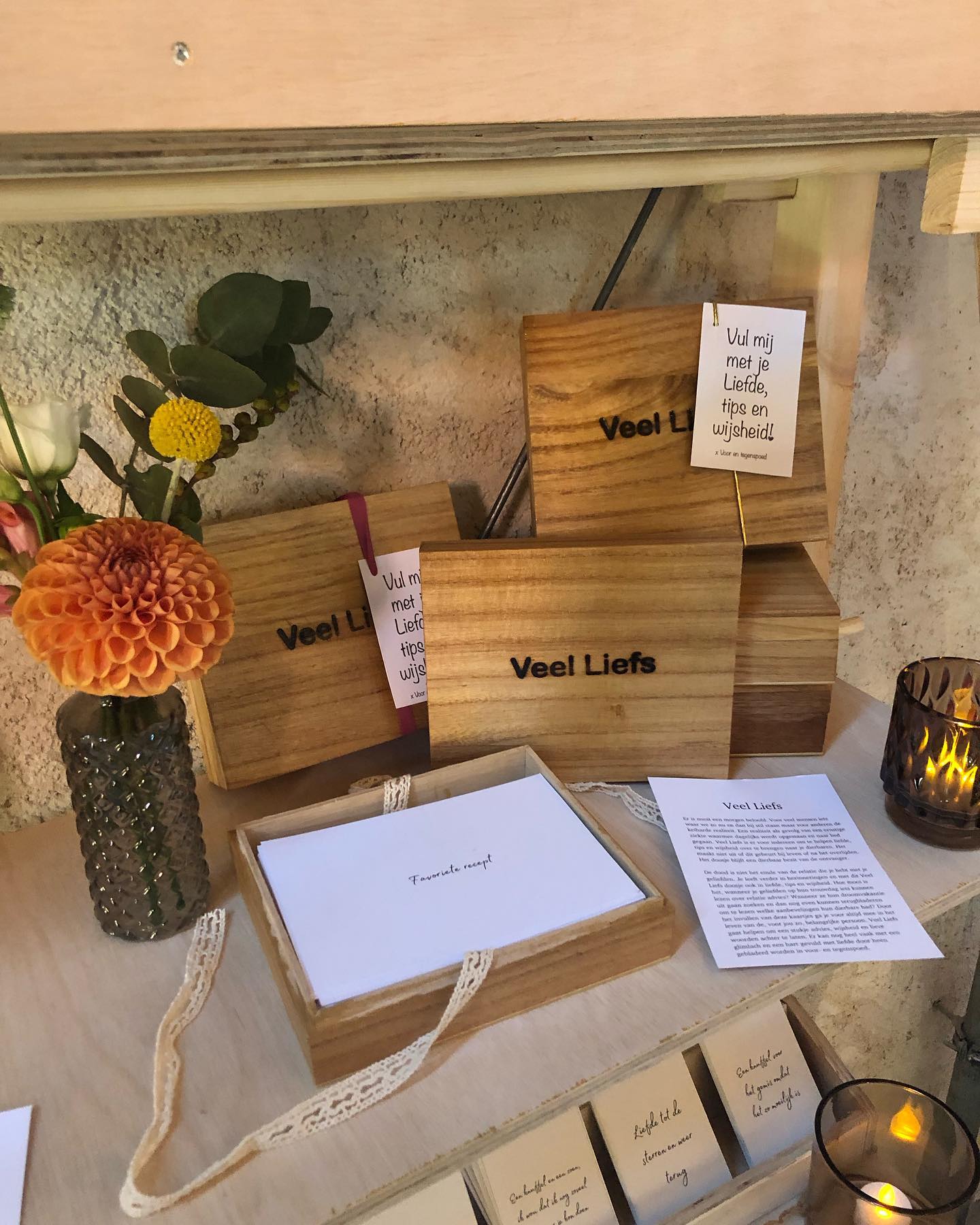 Veel liefs is bedacht vanuit verdriet. Verdriet om het missen van mijn lieve mama bij heel veel verschillenden momenten. Nu is ieder doosje gemaakt met heel veel liefde. Liefde voor een ander om zoiets moois te kunnen achterlaten of overdragen aan dierbaren. Afgelopen dagen op de beurs de dood leeft stonden meerdere mensen huilend met veel liefs in handen. Huilend omdat ze liefde tips en wijsheid achter kunnen laten voor hun kinderen of andere dierbaren. Wat had ik graag door mijn moeder haar liefde, tips en wijsheid gebladerd op mooie momenten, eenzame momenten, bijzondere momenten, mijlpalen en momenten van verdriet. Dat is precies de reden dat mijn hart een sprongetje maakt iedere keer dat er een veel liefs met iemand mee gaat die het nog wel kan invullen. Ik weet zeker dat de dierbaren van iedereen die veel liefs achterlaten daar zo veel steun en troost uithalen. Want leven zonder die belangrijke mooie mensen is nooit makkelijk, daarom ben ik dankbaar te mogen bijdragen in kleine beetjes troost. #herinneringen #liefde #dood #verdriet #rouw #verlies #pijn #herinneren #rouwproces #rouwenverlies #liefs #dierbaren #ouders #mama #vooraltijd #kanker #ziek #palliatief #speciaal